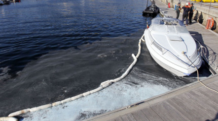 Arde una embarcación en el puerto de Sanxenxo