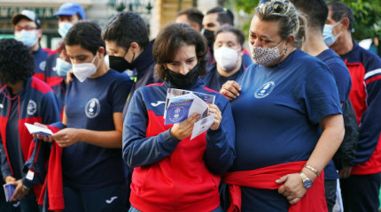 Usuarios del Centro Méndez Núñez recorren con la Policía Nacional un tramo del Camino