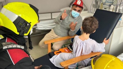 Visita de los bomberos de Pontevedra a los pacientes del área infantil del Hospital Provincial