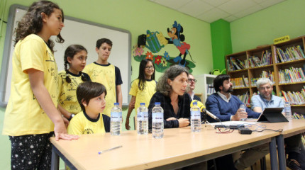 Estudantes do CEIP Barcelos amosan as camisetas asinadas por políticos e deportistas