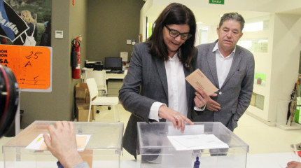 Los políticos locales ejercen su derecho al voto en las elecciones del 28A