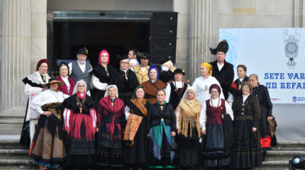 Desfile de trajes tradicionales 'Sete varas, un refaixo' en la Deputación Provincial