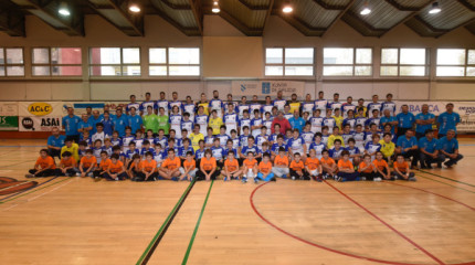 Presentación de los ocho equipos y la escuela deportiva del Cisne, con más de 130 jugadores