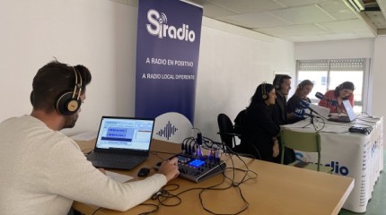 Los 90 años de la radio en Galicia llegan a los escolares