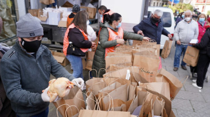 Avicultores regalan 2.000 kilos de pollo para protestar por el encarecimiento de los costes de producción