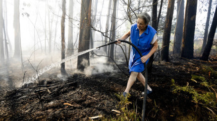 Un incendio forestal cerca viviendas en diversas localidades de Caldas e Vilagarcía