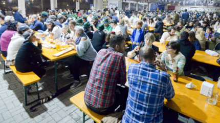 El Outubrofest llena la carpa de la Plaza de España