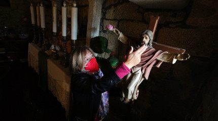 María Canosa cubre a ausencia do párroco de Santa Cristina