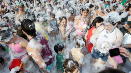 O fin de curso enche o centro histórico de nenos con ganas de festa