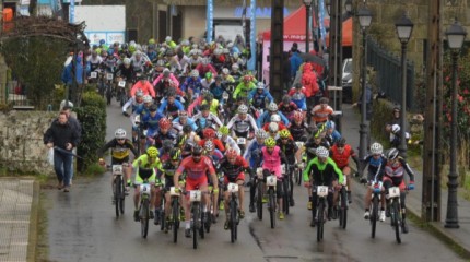 Más de 400 ciclistas en Cotobade en una Transgalaica de récord