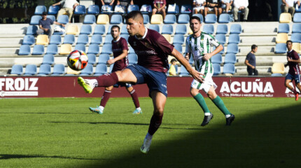 Imaxes do partido de liga entre Pontevedra CF e Guijuelo en Pasarón