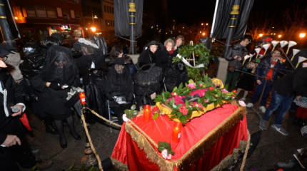 Marín celebra o seu tradicional Enterro da Sardiña
