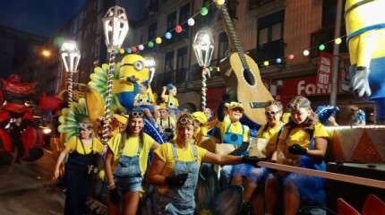 Batalla de flores nocturna por las Fiestas del Carmen