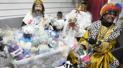 Muñecos de lana y trapo, regalo de los Reyes Magos para los niños ingresados