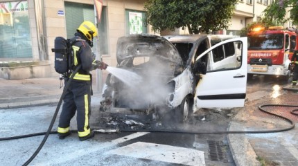 Incendio de furgoneta en la calle Estrada