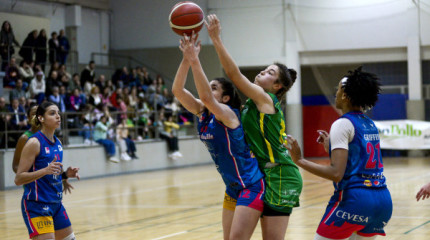 Imaxes do partido entre Club Baloncesto Arxil e Miralvalle no CGTD de Pontevedra