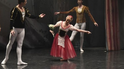 El Ballet de Moscú representa El lago de los cisnes