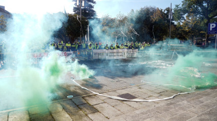 Terceira mesa de diálogo sobre Ence con protestas de traballadores na Subdelegación do Goberno