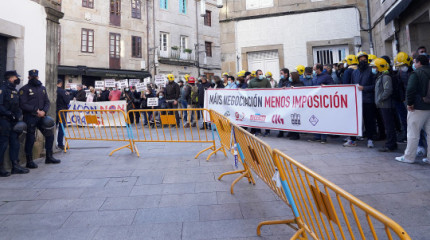 Protestas de vecinos de Monte Porreiro, bomberos y funcionarios municipales ante o pleno