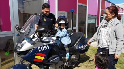 Exhibición de la Policía Nacional en la escuela infantil de A Parda