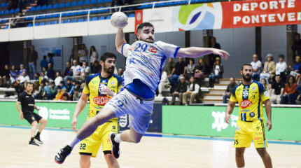 Partido de liga entre Club Cisne Balonmano e Trops Málaga