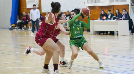 Imaxes do partido entre Club Baloncesto Arxil e Sevilla no CGTD de Pontevedra