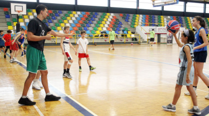 Alfonso Sánchez, xogador ACB, visita o Campus Baloncesto Pontevedra