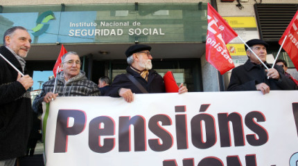 Concentración de pensionistas ante a Tesourería da Seguridade Social