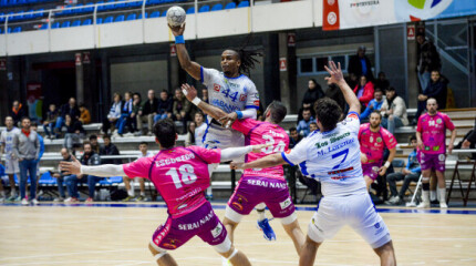 Partido de liga entre Club Cisne Balonmano e Dólmenes Antequera