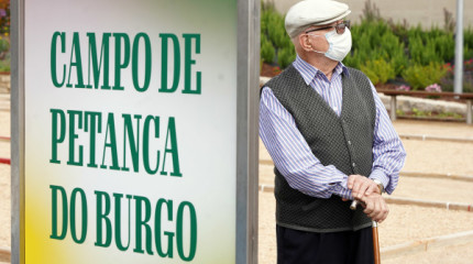 Inauguración del nuevo parque con dos pistas de petanca y zonas de sombra y descanso en el barrio de O Burgo