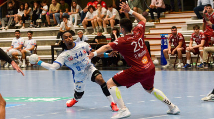 Partido de liga Asobal entre o Cisne e o Atlético Valladolid disputado no Pavillón Municipal