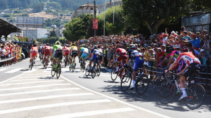 Salida de la tercera etapa de La Vuelta en Marín