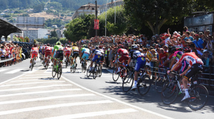 Saída da terceira etapa de La Vuelta en Marín