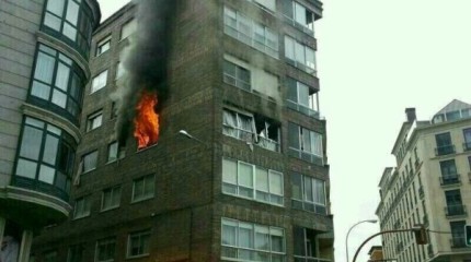 Fuerte explosión en un edificio de Vilagarcía