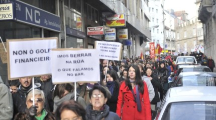 23-F: Miles de pontevedreses forman una marea ciudadana contra el "golpe de Estado financiero"