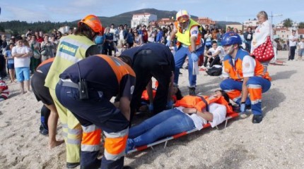 Simulacro de accidente marítimo na praia da Concha en Vilagarcía