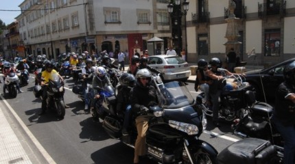 Unas 200 motos del club A Rosa dos Ventos visitaron Ponte Caldelas 