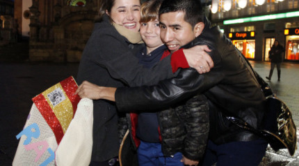 Estudiantes de Erasmus reparten abrazos en la Plaza de la Peregrina