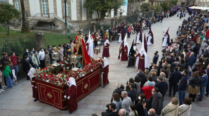 La procesión de los Pasos llena de fieles y de emoción las calles de Pontevedra