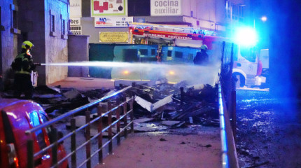 Incendio de material de obra en el entorno de la Residencia de Mayores en construcción en Casimiro Gómez