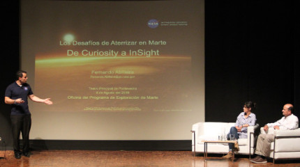 Largas colas para asistir a la conferencia del ingeniero de la NASA, Fernando Abilleira