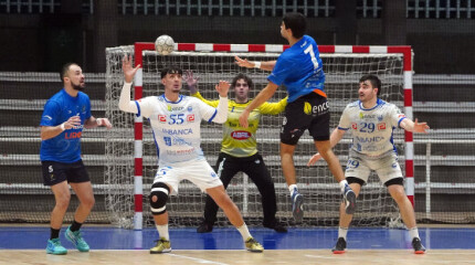 Partido entre Cisne e Teucro no III Torneo Internacional Cidade de Pontevedra