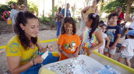 Los niños desafían al calor para disfrutar con el "Animatrón" en las Palmeras