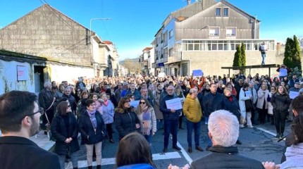 Manifestación para pedir que se cubran as vacantes médicas en Moraña