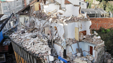 Así é a demolición dunha casa na Barca
