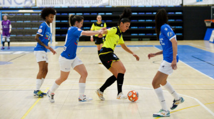 Imaxes do partido entre Marín Futsal e Melilla na Raña