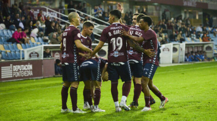 Imaxes do partido de liga entre Pontevedra CF e Arandina CF en Pasarón