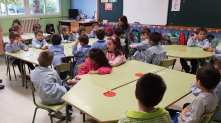 La conselleira de Educación visitó los colegios del Carballal y Santa Lucía 
