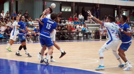 Partido de liga entre Club Cisne Balonmano e Unión Financiera Oviedo