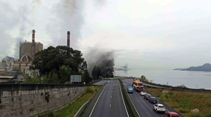 Protesta convocada por el comité de fábrica de Ence con corte de tráfico en la PO-11